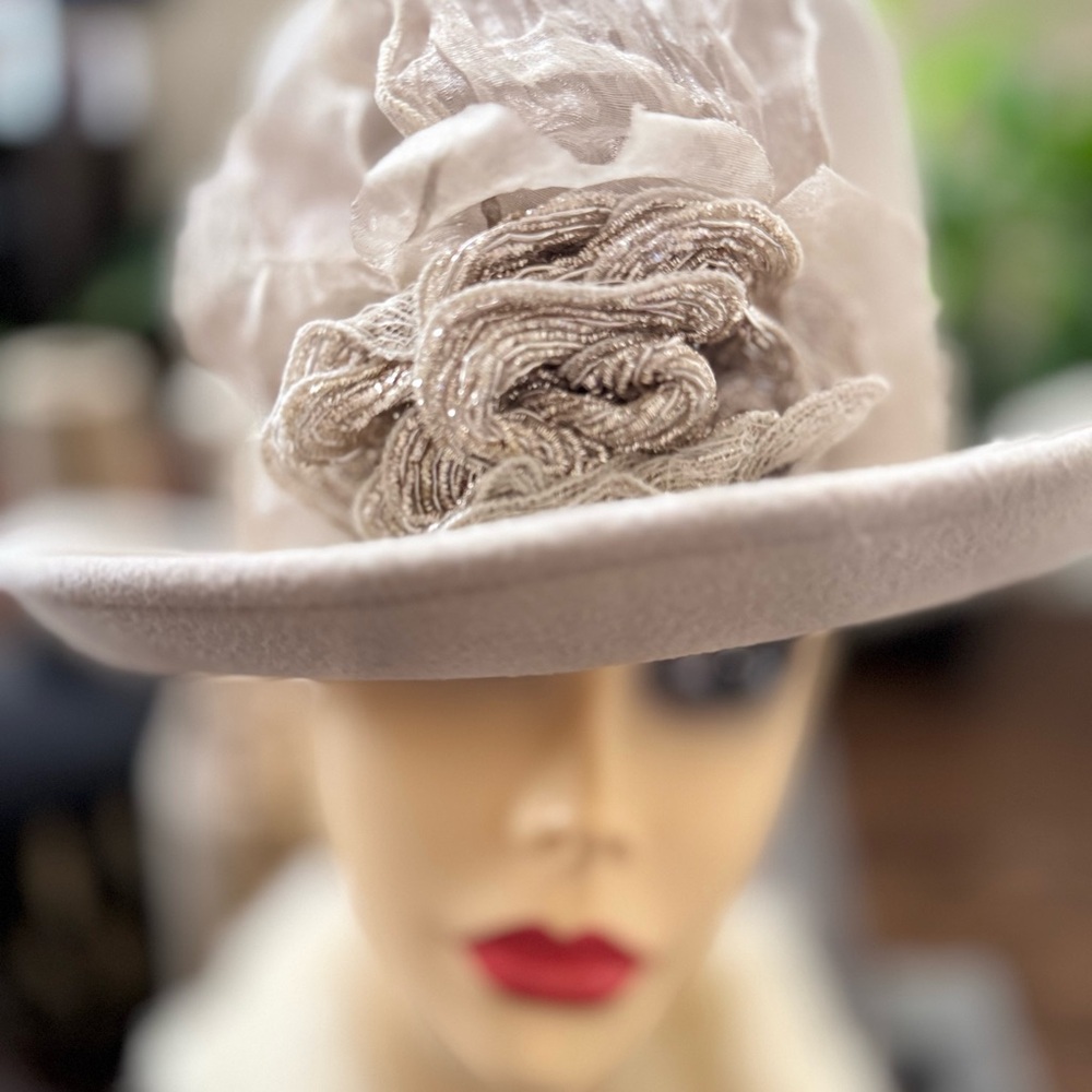 EUC Louise Green crean elegant hat with hat box. - Picture 3 of 16